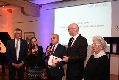 Manfred G&ouml;rig, Landrat des Vogelsbergkreises, Dr. Dariusz Stopa, Landrat aus Siedlce sowie Oberhavels Landrat Ludger Weskamp w&auml;hrend des Festaktes mit Gastgeberin Hannelore M&uuml;hlenhaupt (von links).