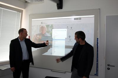 Dezernent Matthias Rink und KMS-Leiter Manfred Schmidt stellen die neue Website vor.