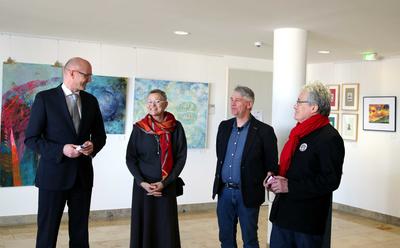 Landrat Ludger Weskamp hat heute die neue Gemeinschaftsausstellung des Glienicker K&uuml;nstlerstammtisches in der Kreisverwaltung Oberhavel er&ouml;ffnet.