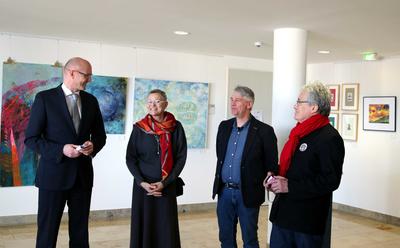 Landrat Ludger Weskamp hat heute die neue Gemeinschaftsausstellung des Glienicker Künstlerstammtisches in der Kreisverwaltung Oberhavel eröffnet.