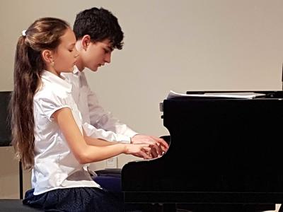 Das Geschwisterpaar Marie und Tobias Dahlke beim Landeswettbewerb 