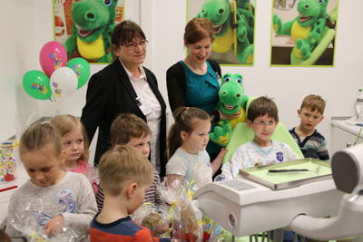 Die beiden Zahn&auml;rztinnen Daniela Stutz (rechts) und Sabine Haase zur Einweihung