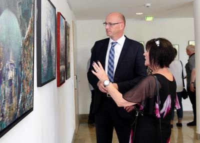 Landrat Ludger Weskamp und Malerin Barbara Deichmann 