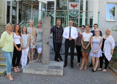 Die Azubis vor der Kreisvwerwaltung an der Basaltstele - einem Geschenk aus dem Vogelsbergkreis