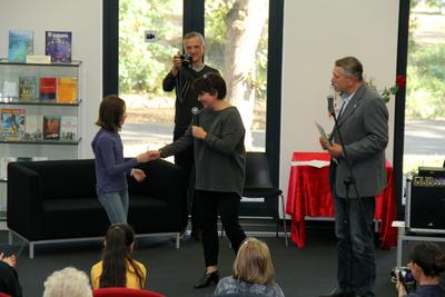 Abschlussveranstaltung IKW 2018: Frau L&ouml;lsberg, Kreistagsvorsitzerder Herr Schr&ouml;der und Preistr&auml;gerin Enya Fielitz.