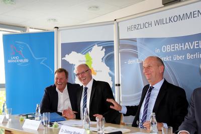 Pressekonferenz: Brandenburgs Finanzminister Christian G&ouml;rke, Oberhavels Landrat Ludger Weskamp und Brandenburgs Ministerpr&auml;sident Dr. Dietmar Woidke (von links nach rechts) am 16.10.2018 in Oranienburg.