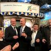 Gruppenbild mit Brandenburgs Ministerpräsidenten Woidke und Oberhavels Landrat Weskamp (Dritter und Vierter von rechts) Brandenburgtag Grüne Woche 2019.
