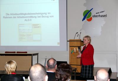 Dezernentin Kerstin Niendorf h&auml;lt ein Gru&szlig;wort bei der Fachtagung "Das (richtige) &auml;rztliche Attest".