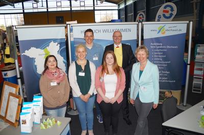 Landrat Ludger Weskamp und Auszubildende am Oberhavel-Messestand der youlab 2018.