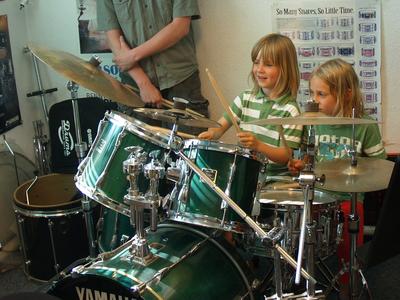 Schlagzeugspielen zu lernen macht an der Kreismusikschule doppelt Spa