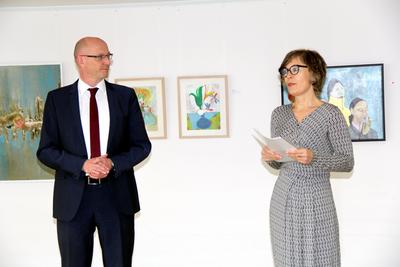 Landrat Weskamp und Künstlerin Dr. Anne Kleiber bei der Ausstellungseröffnung.