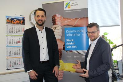 Matthias Kahl, Dezernent f&uuml;r Arbeit und Soziales (links im Bild), und Tim Weimer, Leiter des Jobcenters Oberhavel.