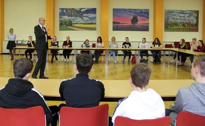 Zukunftstag - Landrat Weskamp begr&uuml;&szlig;t G&auml;ste.