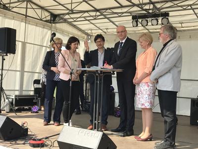 Landrat und B&uuml;rgermeister bei der Kooperationsunterzeichnung am 06.04.2019.