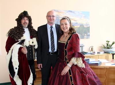 Kurf&uuml;rstenpaar stattet dem Landrat einen Besuch ab.