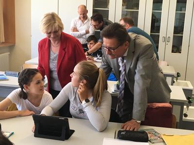 Kerstin Niendorf und Uwe Mirau im Tablet-Unterricht.