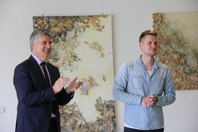 Egmont Hamelow und Tobias Vo&szlig; bei der Ausstellungser&ouml;ffnung in der Kreisverwaltung Oberhavel.