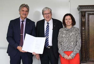 Minister Steinbach (Bildmitte) &uuml;berreicht den Breitband-F&ouml;rdermittelbescheid an den Landkreis Oberhavel.