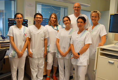 Der Landrat mit einem Teil des Pflegeteams von Station 35 der Klinik in Hennigsdorf