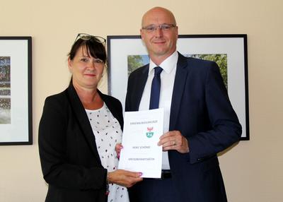 Landrat Ludger Weskamp ernennt Heike Sch&ouml;nke zur Kreisoberamtsr&auml;tin.