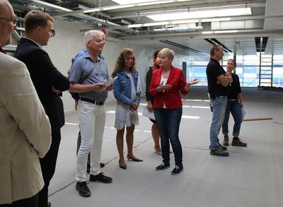 Dezernentin Kerstin Niedorf erl&auml;utert das Konzept der neuen Aula.
