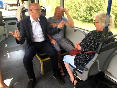 Landrat im Gespr&auml;ch mit Fahrg&auml;sten