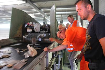 W&auml;hrend seines AWU-Besuches arbeitete Landrat Ludger Weskamp auch in der PPK-Sortieranlage.