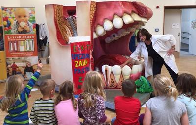 Tag der Zahngesundheit 2018 - Kitakinder am Zahnhöhlenmodell.
