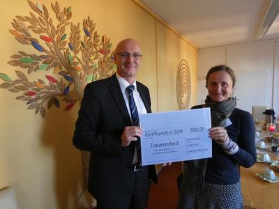 Landrat Ludger Weskamp &uuml;bergibt dem Ambulanten Hospizdienst einen Spendenscheck.