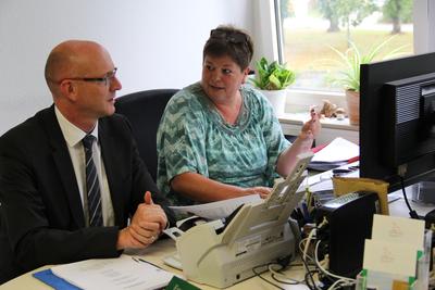 D&ouml;rte Br&auml;seke erl&auml;utert die Abl&auml;ufe in der F&uuml;hrerscheinstelle