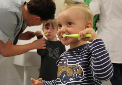 Netzwerkkinder zu Besuch auf Krokis Zahnarztstuhl