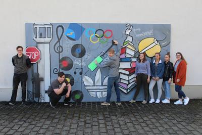 Die Schülerinnen und Schüler vom Eduard-Maurer-Oberstufenzentrum vor ihrem selbst gestalteten Mauerstück