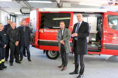 Landrat Weskamp &uuml;bergibt neuen Einsatzleitwagen an Hohen Neuendorfs B&uuml;rgermeister Steffen Apelt