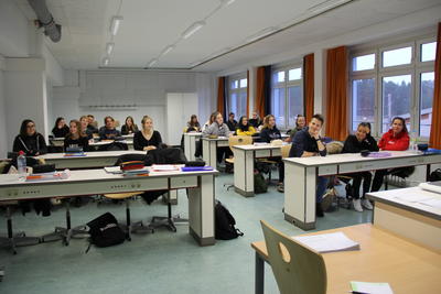 Schülerinnen und Schüler während des Unterrichts in modern ausgestatteten Klassenräumen der Oberschule Lehnitz.
