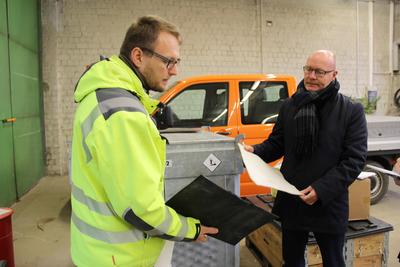 Andreas Ernst und Daniel Gross demonstrieren die Oberfl&auml;chenabdichtung