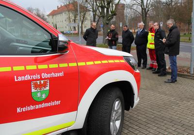 &Uuml;bergabe der neuen Kommandowagen an den leitenden Notarzt und die Kreisbrandmeisterei.