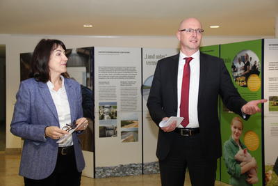 Landrat Ludger Weskamp und Dr. Christine Kalb eröffneten die ELER-Ausstellung in der Kreisverwaltung Oberhavel