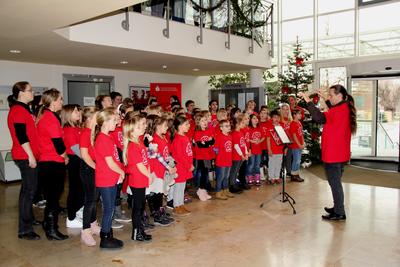 Rund 60 Grundschulkinder sangen gemeinsam mit Mitarbeitenden der Kreisverwaltung.