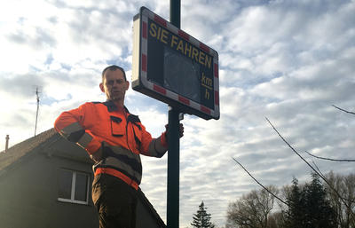 Installation eines Speed-Displays in Liebenberg.