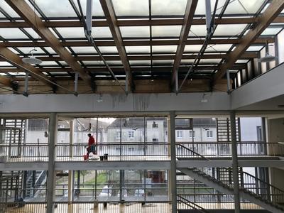 Das Eduard-Maurer-Oberstufenzentrum nach dem Brand an Silvester.