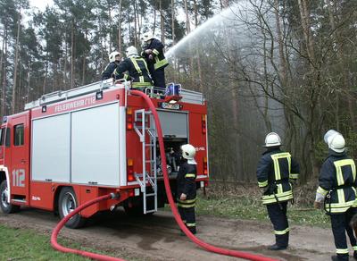 Die Feuerwehr bei der Bek&auml;mpfung eines Waldbrandes in Oberhavel.