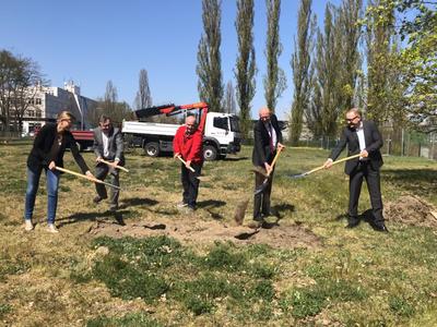 Spatenstich f&uuml;r neue Rettungswache in Hennigsdorf. Von links nach rechts: Juliane Liegner, Dr. Detlef Troppens, Reiko Mei&szlig;ner, Landrat Ludger Weskamp und Dezernet Matthias Rink.
