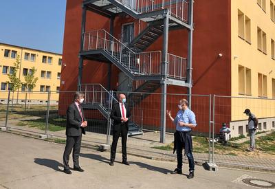 Landrat Ludger Weskamp (mitte) beim Ortstermin in der Gemeinschaftsunterkunft Hennigsdorf