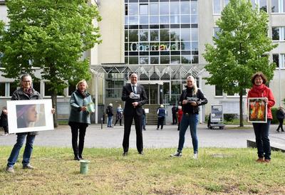 Mitglieder des Veltener Künstlertreffs gemeinsam mit Landrat Ludger Weskamp vor der Kreisverwaltung Oberhavel.