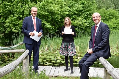 Von links: Andreas Schulz, Vorsitzender des Vorstandes der MBS, Sybille Strehle, Gesch&auml;ftsf&uuml;hrerin der Waldschule Briesetal, und Landrat Ludger Weskamp bei der F&ouml;rdermittel&uuml;bergabe der MBS.