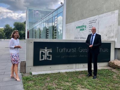 Landrat Ludger Weskamp und Schulleiterin Manuela Brüssow enthüllten gemeinsam das neue Schuleingangsschild samt Schullogo an der Torhorst Gesamtschule.