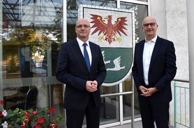 Ministerpr&auml;sident Dietmar Woidke und Landrat Ludger Weskamp vor der Kreisverwaltung Oberhavel
