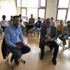 Matthias Kahl, Dezernent fr Arbeit und Soziales und Thomas Gnther, Brgermeister der Stadt Hennigsdorf, lesen in der Sonnengrundschule in Hennigsdorf