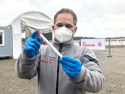 Stationäre Corona-Abstrichstelle: Drive-in-Teststelle mit Unterstützung der Johanniter.