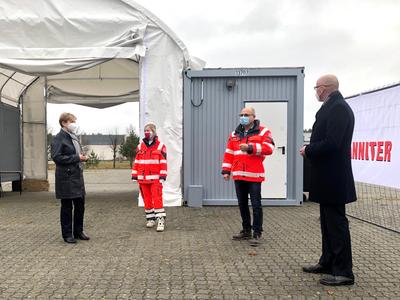 Landrat Ludger Weskamp und Gesundheitsdezernentin Kerstin Niendorf besuchen die stationäre Abstrichstelle in Lehnitz.